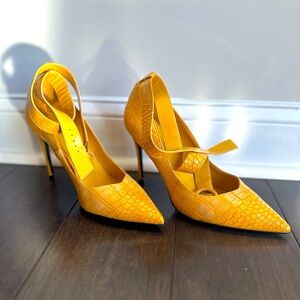 Mustard yellow closed-toe heels